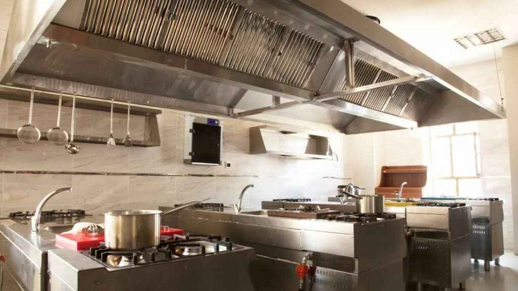 Como refrigerar uma cozinha industrial: dicas e soluções eficientes Como refrigerar uma cozinha industrial